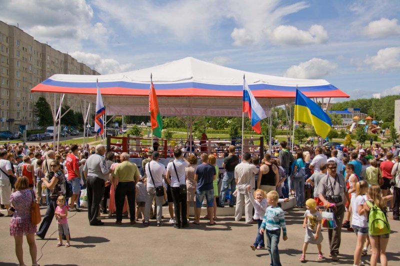 Фото к Смоленская АЭС: Десногорск в День России посетил Чемпион Мира по боксу Родион Пастух