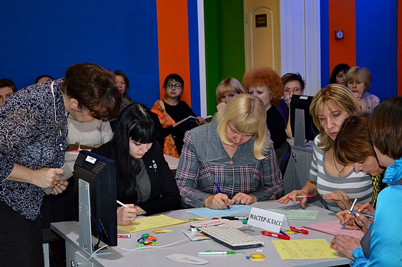Фото к Учителя областного центра продемонстрировали лучшие методики в ИЦАЭ Смоленска