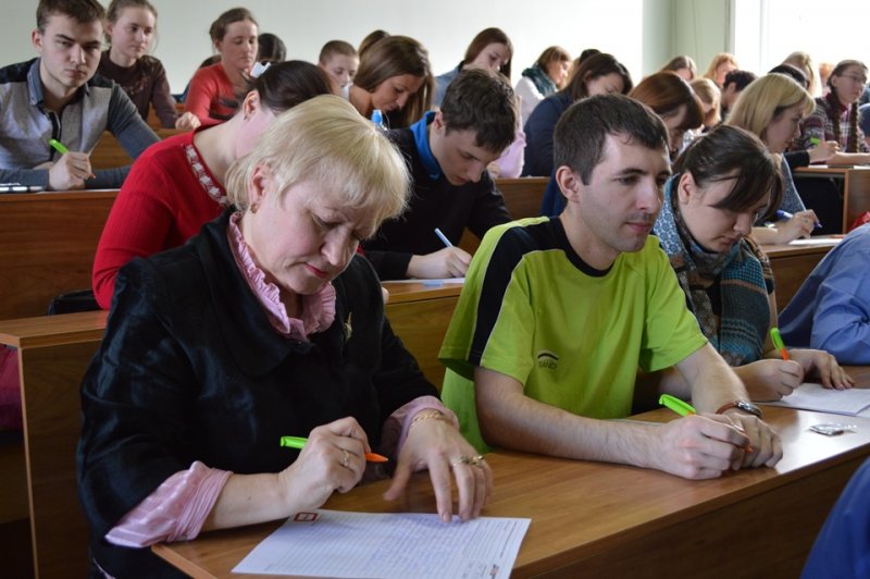 Фото к Более 100 смолян впервые присоединились к международной акции  «Тотальный диктант» 