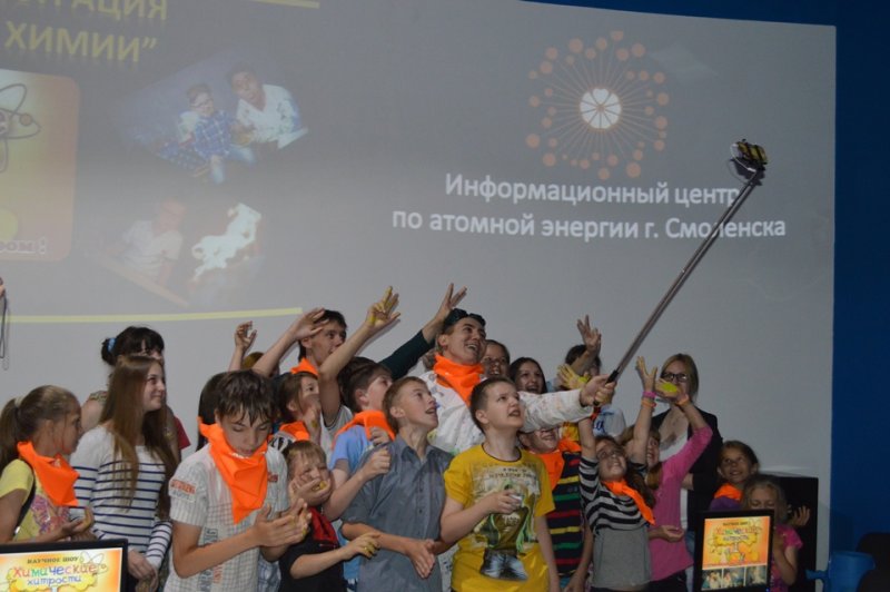 Фото к Таинственный джинн из бутылки: смоленские школьники стали участниками научного шоу