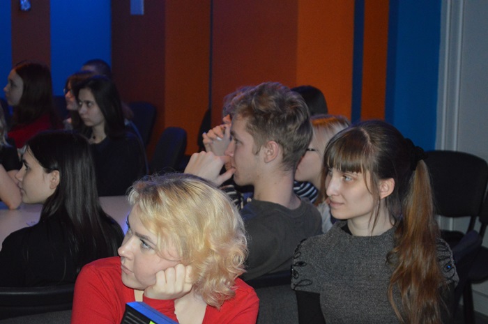 Фото к О селфи-палках, лонгридах и похоронах бумажной прессы: секретарь Союза журналистов России поделился со студентами секретами профессии