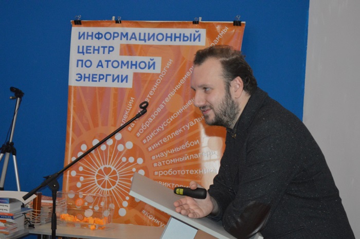 Фото к О селфи-палках, лонгридах и похоронах бумажной прессы: секретарь Союза журналистов России поделился со студентами секретами профессии