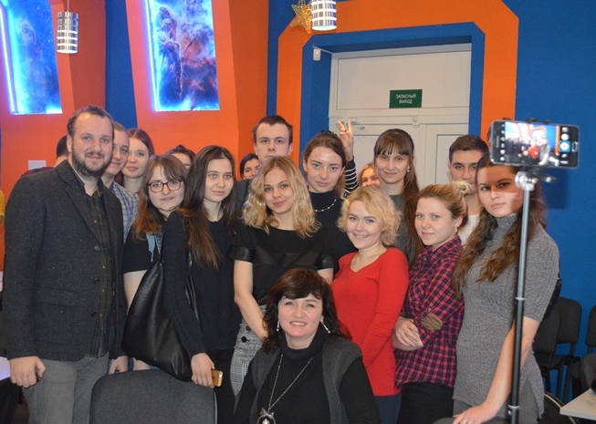 Фото к О селфи-палках, лонгридах и похоронах бумажной прессы: секретарь Союза журналистов России поделился со студентами секретами профессии