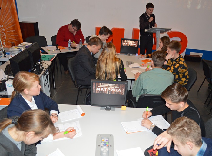 Фото к От Гарри Поттера до Джастина Бибера: смоленские школьники разыграли отборочный этап «Матрицы»