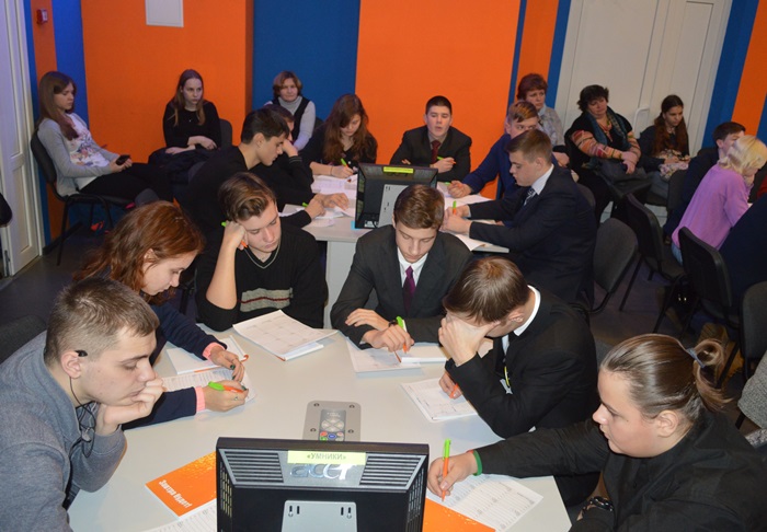 Фото к От Гарри Поттера до Джастина Бибера: смоленские школьники разыграли отборочный этап «Матрицы»