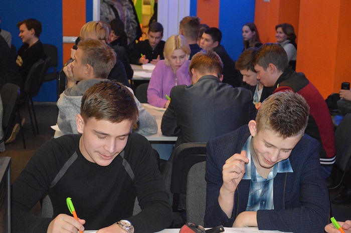 Фото к От Гарри Поттера до Джастина Бибера: смоленские школьники разыграли отборочный этап «Матрицы»