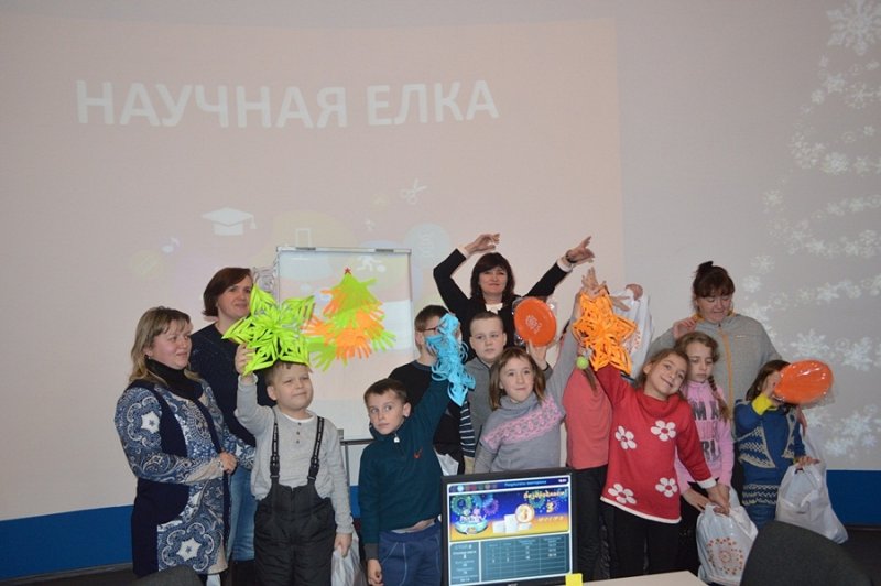 Фото к 3D снежинки и елка из детских ладошек: в ИЦАЭ Смоленска прошли «Научные елки»