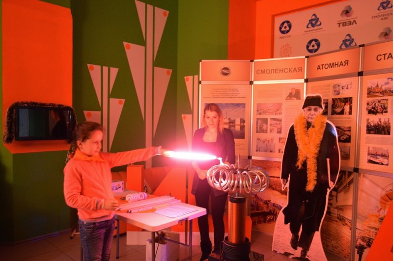 Фото к Повелители молний: в ИЦАЭ Смоленска прошло ElectroShow для юных " академиков» 