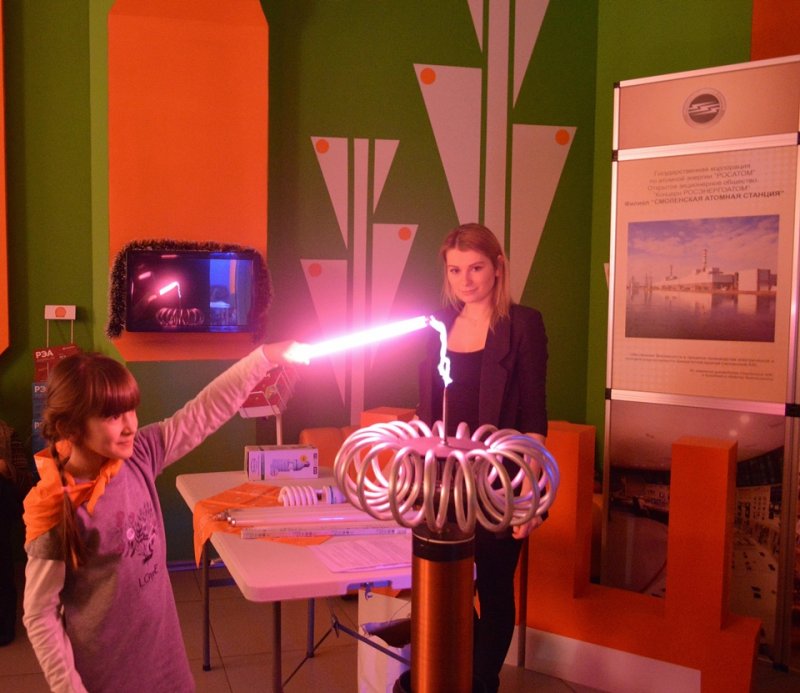 Фото к Повелители молний: в ИЦАЭ Смоленска прошло ElectroShow для юных " академиков» 