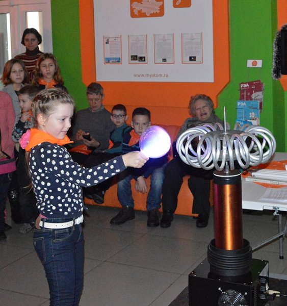 Фото к Повелители молний: в ИЦАЭ Смоленска прошло ElectroShow для юных " академиков» 